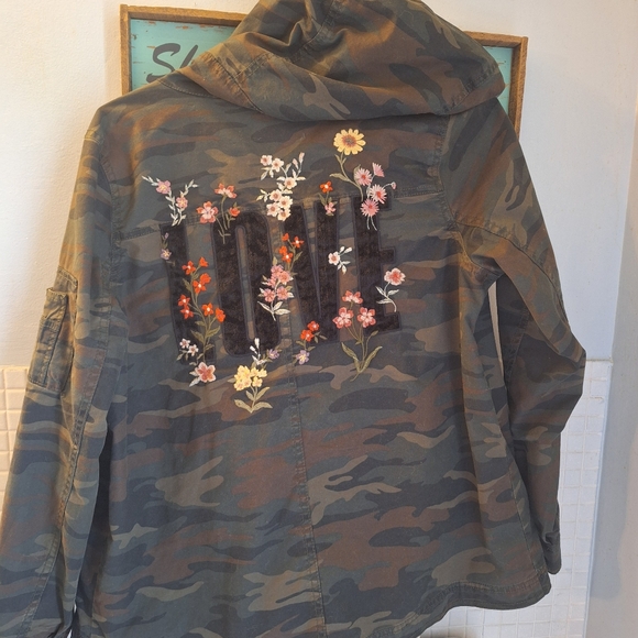 American Eagle Outfitters Jackets & Blazers - American Eagle embroidered army camouflaged military look love jacket sz large